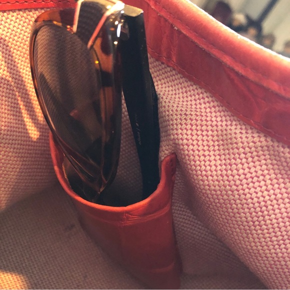 Authentic Dooney & Bourke Leather Red croc styling w Goldtone clasp & trim - Picture 14 of 16